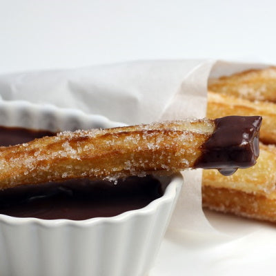 Chocolat chaud à l'espagnol à servir avec des churros pour un pur moment de délice.