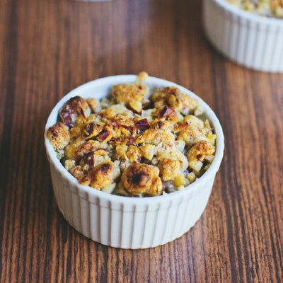 Crumble pêche griottes à la fève tonka. Découvrez ou redécouvrez le goût unique de la fève tonka dans ce délicieux dessert ! Recette inside.